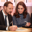 Crown Prince Haakon and the Duchess of Cambridge testing the reMarkable tablet. Photo: Terje Bendiksby / NTB scanpix